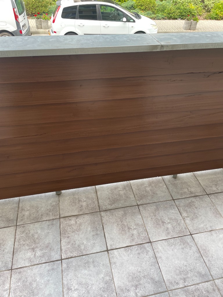 Wykończony balkon z drewnianą okładziną i płytkami