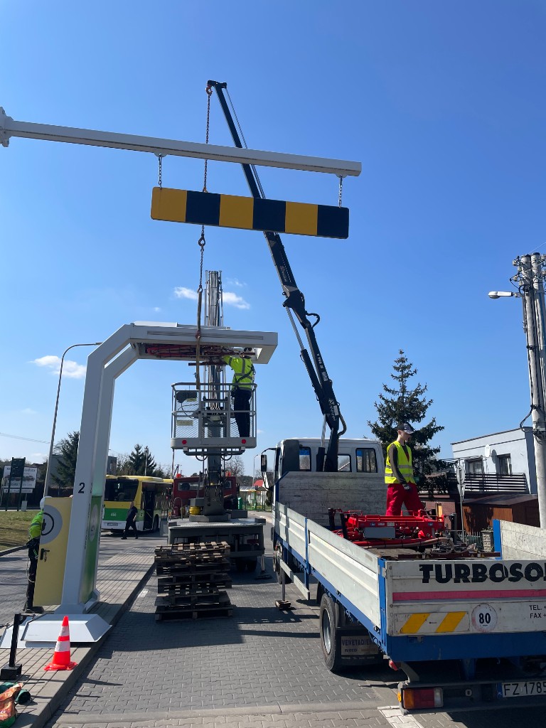 Prace z podnośnika koszowego i HDS przy infrastrukturze miejskiej