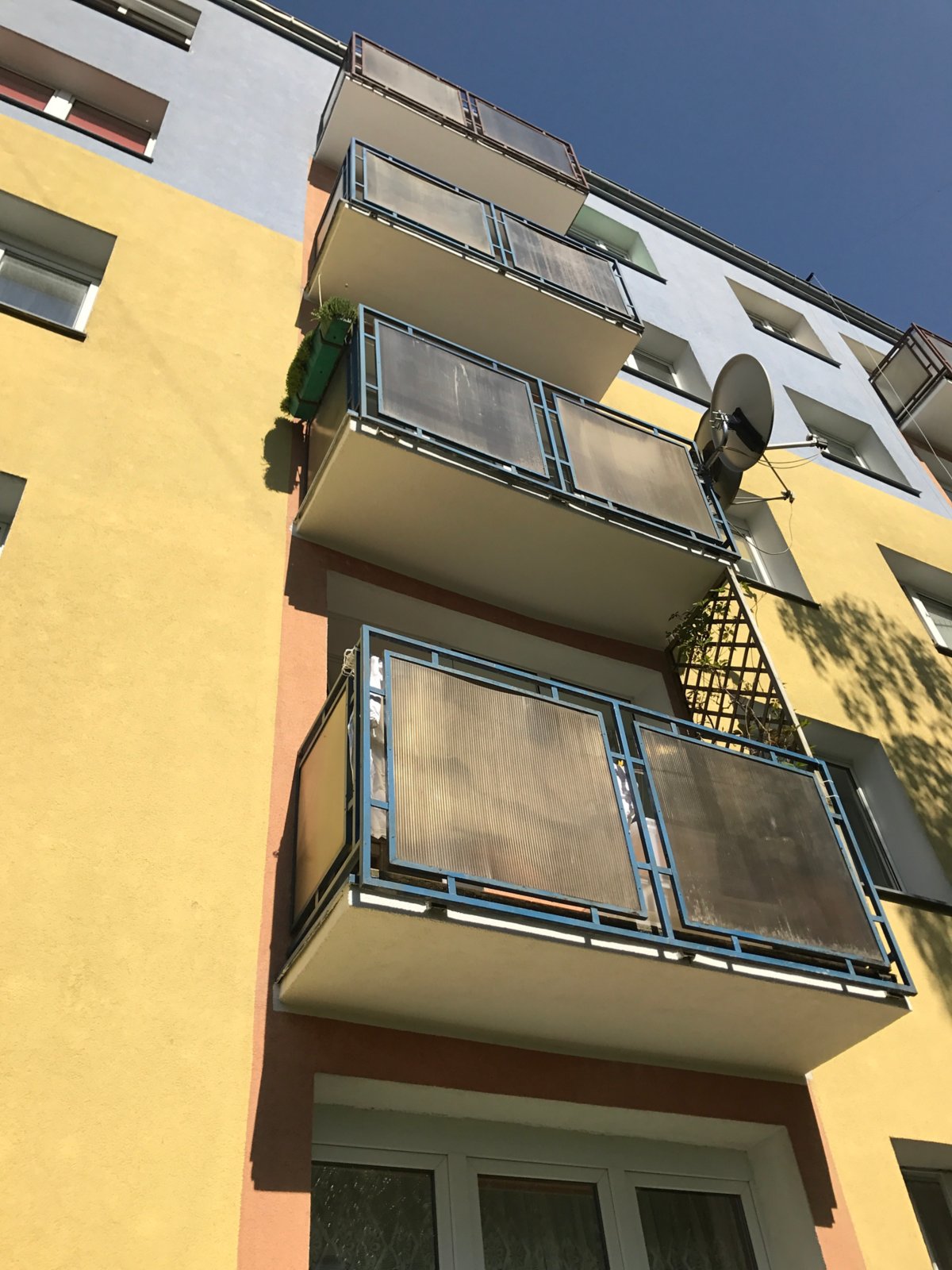 Odnowiona fasada i balkony budynku w Zielonej Górze
