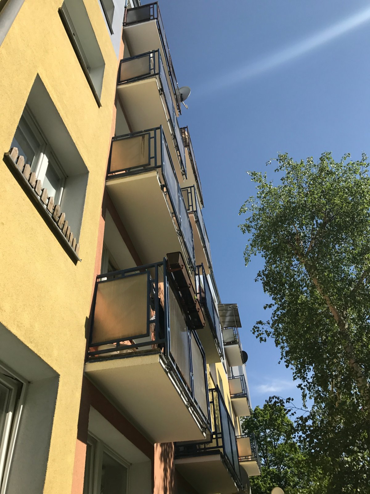Odnowione balkony budynku wielorodzinnego